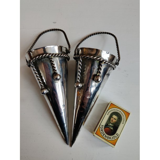 To s�lvfarvede kr�mmerhuse af metal