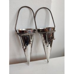 To s�lvfarvede kr�mmerhuse af metal