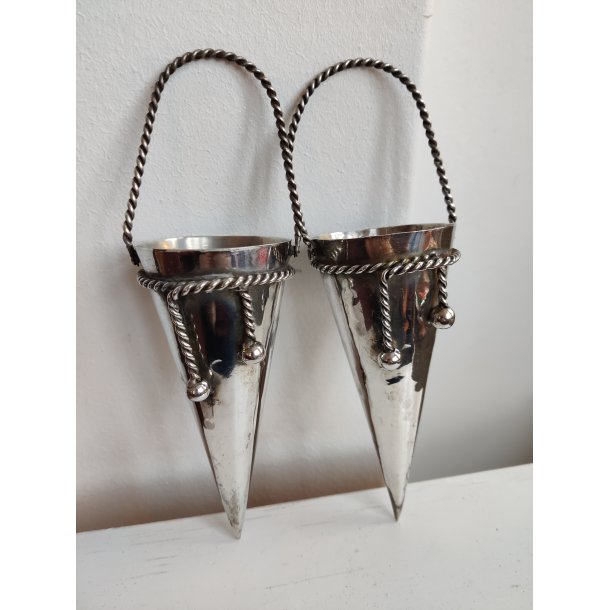 To s�lvfarvede kr�mmerhuse af metal