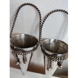 To s�lvfarvede kr�mmerhuse af metal