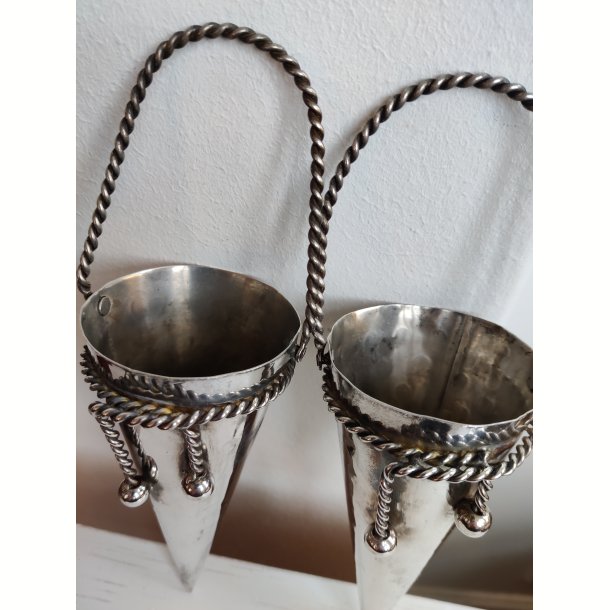 To s�lvfarvede kr�mmerhuse af metal