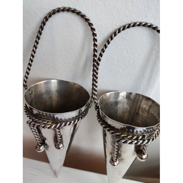 To s�lvfarvede kr�mmerhuse af metal