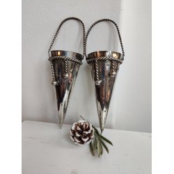 To s�lvfarvede kr�mmerhuse af metal