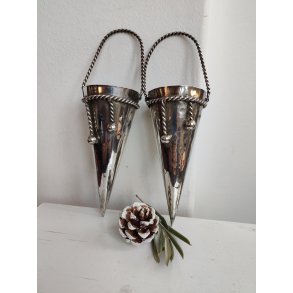 To s�lvfarvede kr�mmerhuse af metal