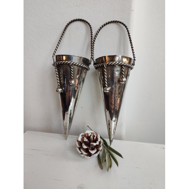 To s�lvfarvede kr�mmerhuse af metal