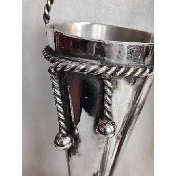 To s�lvfarvede kr�mmerhuse af metal