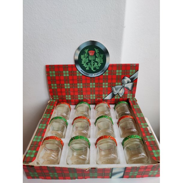 Vintage kasse med 12 mini sylteglas fra Skotland