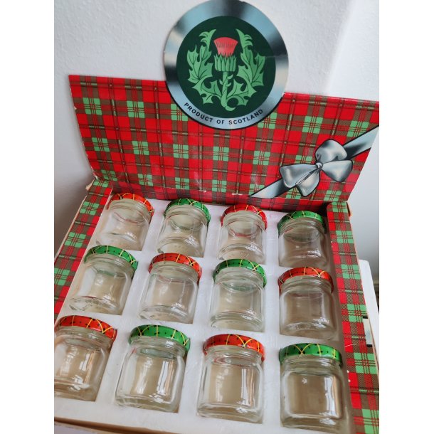 Vintage kasse med 12 mini sylteglas fra Skotland