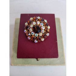 Glitrende broche i m�rk r�d i hvid- 1960erne