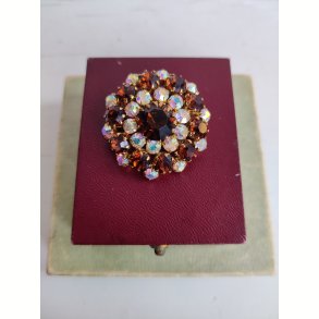 Glitrende broche i m�rk r�d i hvid- 1960erne