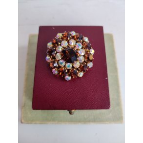 Glitrende broche i m�rk r�d i hvid- 1960erne