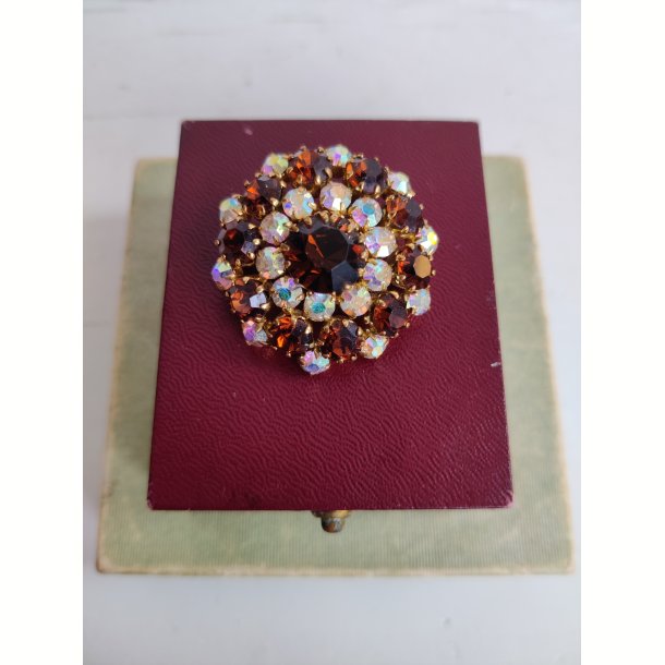 Glitrende broche i m�rk r�d i hvid- 1960erne