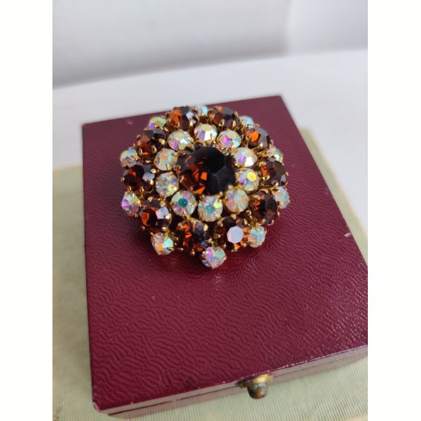 Glitrende broche i m�rk r�d i hvid- 1960erne