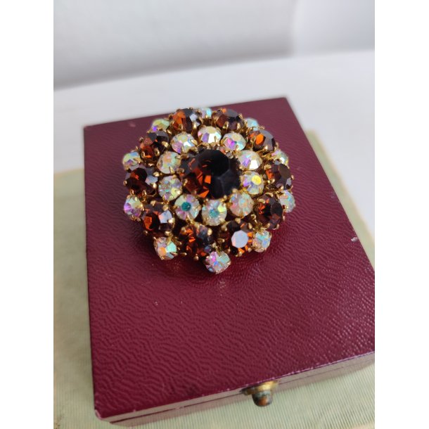 Glitrende broche i m�rk r�d i hvid- 1960erne