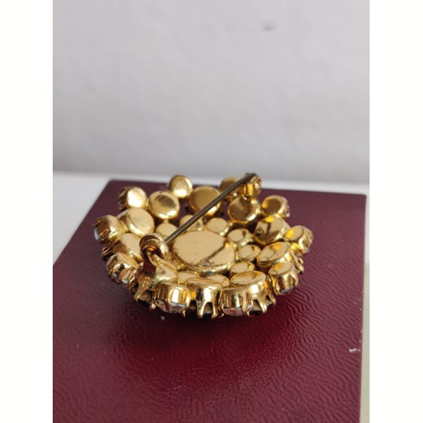 Glitrende broche i m�rk r�d i hvid- 1960erne