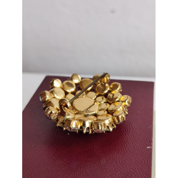 Glitrende broche i m�rk r�d i hvid- 1960erne