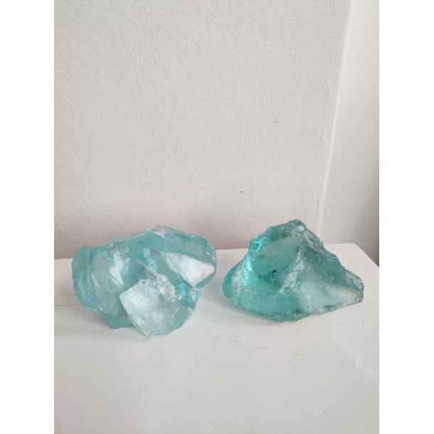 Gamle turkise glasklumper, rester fra glasproduktion