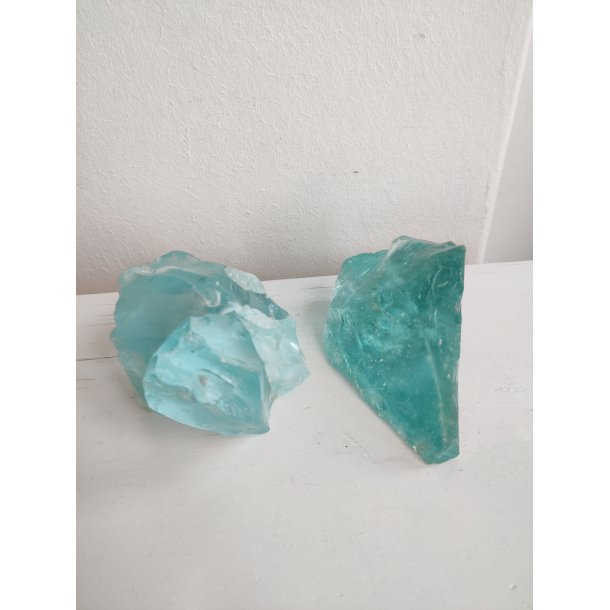 Gamle turkise glasklumper, rester fra glasproduktion