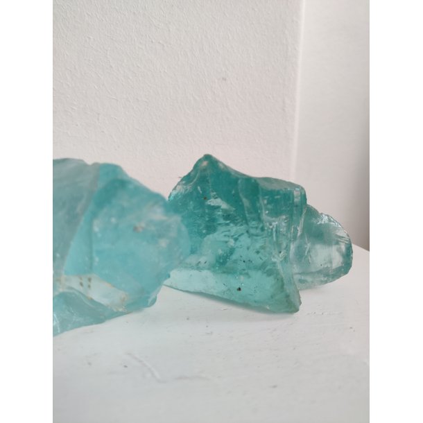 Gamle turkise glasklumper, rester fra glasproduktion