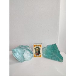 Gamle turkise glasklumper, rester fra glasproduktion