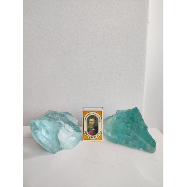 Gamle turkise glasklumper, rester fra glasproduktion