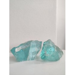 Gamle turkise glasklumper, rester fra glasproduktion