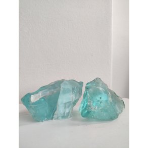 Gamle turkise glasklumper, rester fra glasproduktion