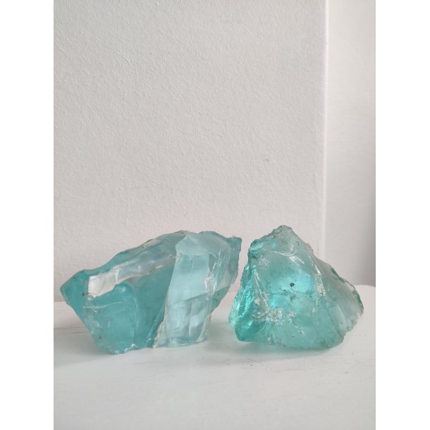 Gamle turkise glasklumper, rester fra glasproduktion