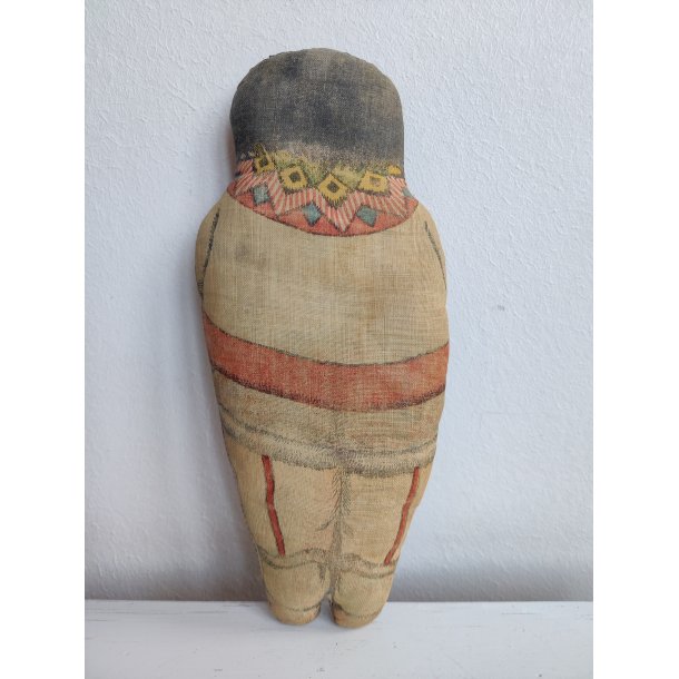 Gammel stofdukke i gr�nlandsk dragt