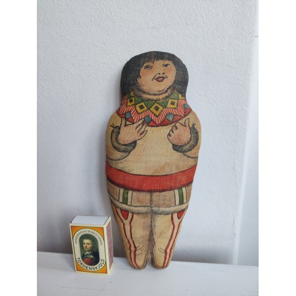 Gammel stofdukke i gr�nlandsk dragt