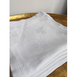 8 gamle stofservietter med m�nster af kl�ver