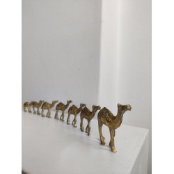 Karavane med 7 sm� messingkameler