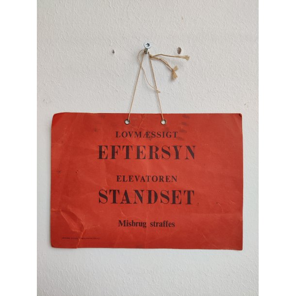 Gammelt skilt fra elevator