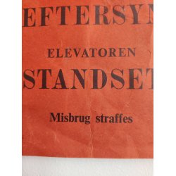 Gammelt skilt fra elevator