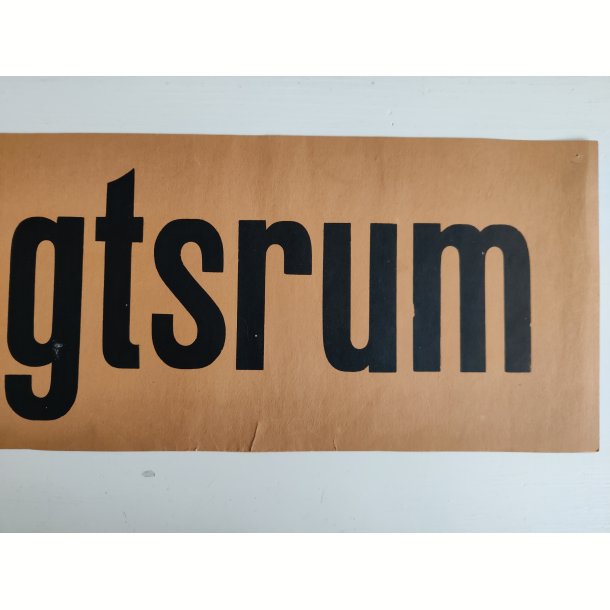 Tilflugtsrum. Gammelt papirskilt