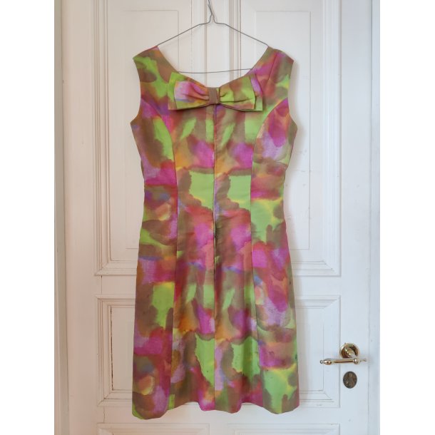 Farverig kjole, 1960'erne, med sl�jfe p� ryggen