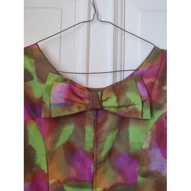 Farverig kjole, 1960'erne, med sl�jfe p� ryggen