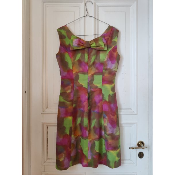 Farverig kjole, 1960'erne, med sl�jfe p� ryggen