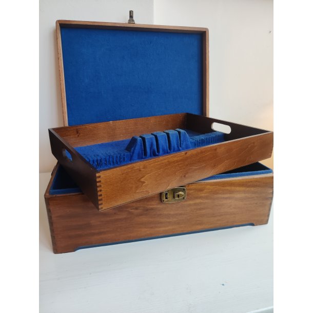 Smuk gammel opbevaringskasse til s�lvt�j