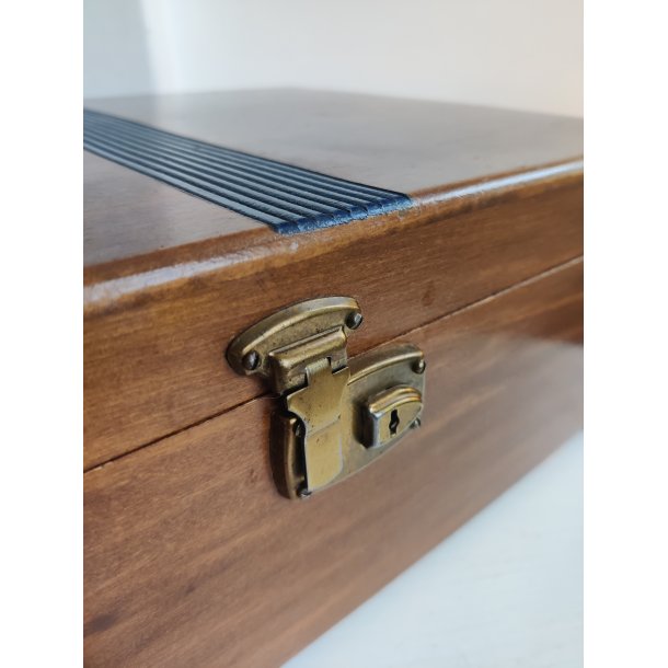 Smuk gammel opbevaringskasse til s�lvt�j