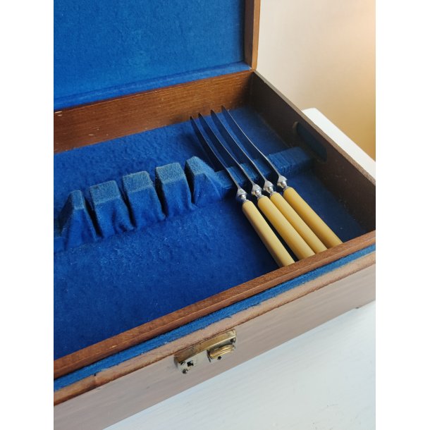 Smuk gammel opbevaringskasse til s�lvt�j