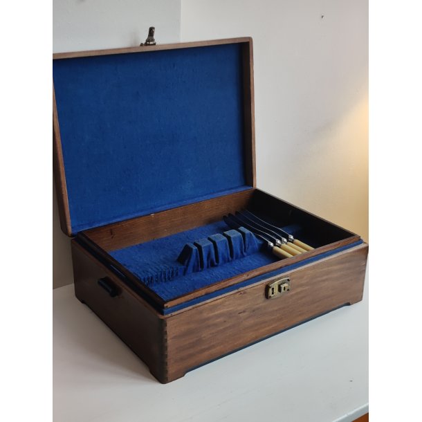 Smuk gammel opbevaringskasse til s�lvt�j