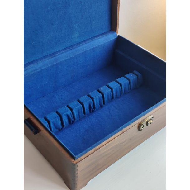 Smuk gammel opbevaringskasse til s�lvt�j