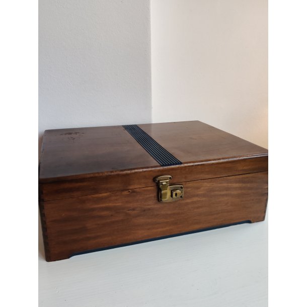 Smuk gammel opbevaringskasse til s�lvt�j