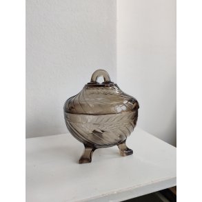 L�gkrukke i r�gfarvet glas