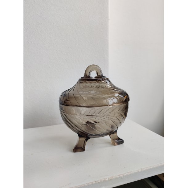 L�gkrukke i r�gfarvet glas