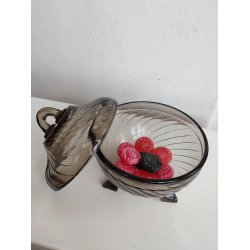 L�gkrukke i r�gfarvet glas