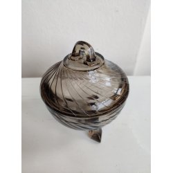 L�gkrukke i r�gfarvet glas