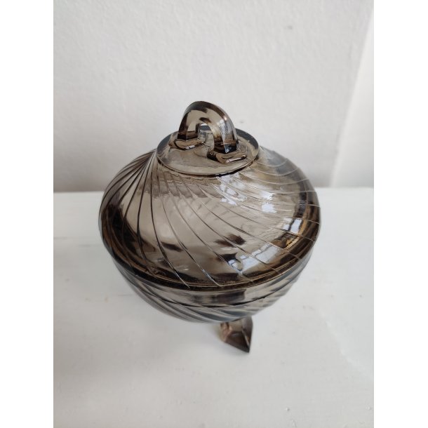 L�gkrukke i r�gfarvet glas