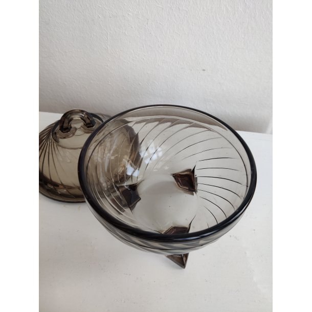 L�gkrukke i r�gfarvet glas